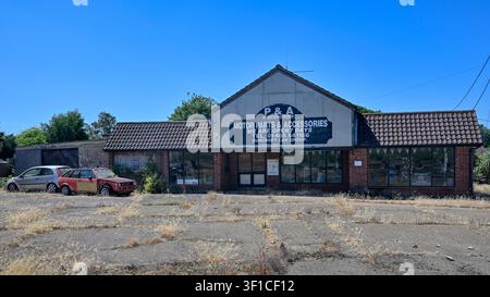Ehemalige Autowerkstatt in Dersingham, Norfolk, UK Stockfoto
