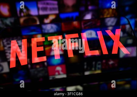 Paris, Frankreich – 12. Juli 2026: Das Netflix-Logo auf einem Smartphone-Bildschirm mit verschwommenen Streaming-App-Kacheln im Hintergrund. Stockfoto
