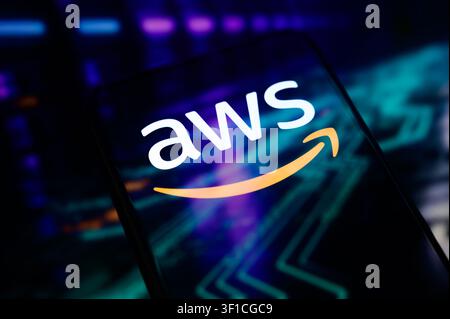 Paris, Frankreich - 12. Juli 2026: Das Amazon Web Services (AWS)-Logo auf einem Handydisplay. Stockfoto