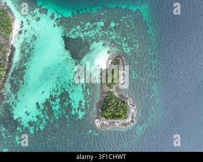 Luftbild von Ko Hin Ngam Noi, umgeben von türkisfarbenen Korallenriffen und tiefblauem Wasser des Andaman-Meeres in Ko Tarutao, Satun, Thailand. Stockfoto