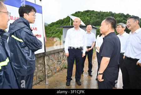 Peking, China. 12. Juli 2026. Der chinesische Vizepremier Liu Guozhong, auch Mitglied des Politbüros des Zentralkomitees der Kommunistischen Partei Chinas, inspiziert ein Reservoir im Bezirk Pinggu, Peking, der Hauptstadt Chinas, am 12. Juli 2026. Liu betonte, dass Hochwasserschutzmaßnahmen vollständig umgesetzt und alle Anstrengungen unternommen werden müssen, um die sichere Betriebssicherheit von Reservoirs während der Hochwassersaison zu gewährleisten und so das Leben und Eigentum der Menschen während einer Inspektionsreise in Peking am Sonntag zu schützen. Credit: Yue Yuewei/Xinhua/Alamy Live News Stockfoto