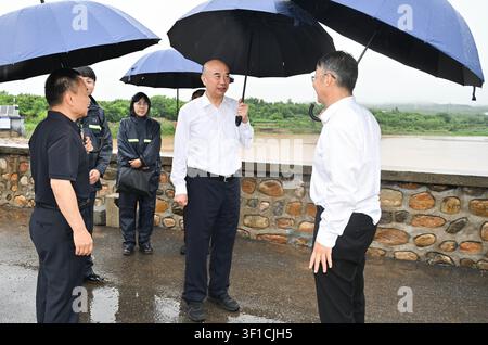 Peking, China. 12. Juli 2026. Der chinesische Vizepremier Liu Guozhong, auch Mitglied des Politbüros des Zentralkomitees der Kommunistischen Partei Chinas, inspiziert ein Reservoir im Bezirk Pinggu, Peking, der Hauptstadt Chinas, am 12. Juli 2026. Liu betonte, dass Hochwasserschutzmaßnahmen vollständig umgesetzt und alle Anstrengungen unternommen werden müssen, um die sichere Betriebssicherheit von Reservoirs während der Hochwassersaison zu gewährleisten und so das Leben und Eigentum der Menschen während einer Inspektionsreise in Peking am Sonntag zu schützen. Credit: Yue Yuewei/Xinhua/Alamy Live News Stockfoto