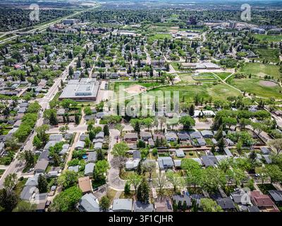 Luftaufnahme des Brevoort-Park-Viertels in Saskatoon. Reihen von Häusern säumen die Wohnstraßen. Ausgereifte Bäume und Grünflächen füllen das Gebiet. Zentral Stockfoto