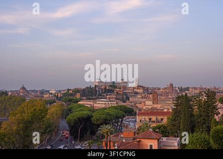 Wunderschönes Abendpanorama der römischen Stadtlandschaft mit dem majestätischen Vittoriano-Denkmal und dem Altare della Patria Stockfoto