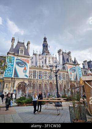 Paris, Frankreich - 10. Dezember 2025: Hotel de Ville in Paris während der Winterferien geschmückt mit Weihnachtsbäumen und festlichen Lichtern Stockfoto