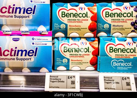 Epsom, London UK, 12. Juli 2026, Supermarktpräsentation von Benecol Cholesterinsenkenden Joghurtgetränken und Actimel Immununterstützenden gesunden Joghurtgetränken Stockfoto