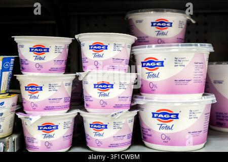 Epsom, London UK, 12. Juli 2026, Packungen von Fage-Fettfreiem Abgetropftem Joghurt, die in einem Supermarktregal ohne Menschen ausgestellt sind Stockfoto
