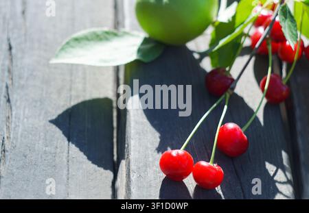 Es gibt Birnen, Kirschen, Äpfel, verschiedene Früchte auf dem Tisch Stockfoto