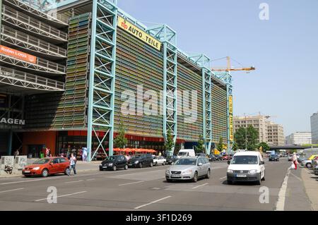 Berlin, Deutschland - 30. Mai 2008. Straßenszene, die Menschen zeigt, die spazieren gehen, und Verkehr, der sich in der Nähe des Alexanderplatzes im Stadtzentrum von Berlin bewegt. Stockfoto
