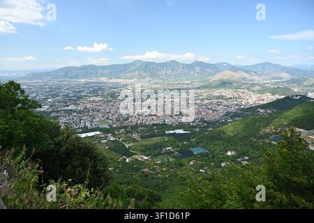 Luftaufnahme der ländlichen Landschaft von Sant Agnello, schöne Hotels auf Klippen, die den Golf von Neapel überblicken. Italien Stockfoto
