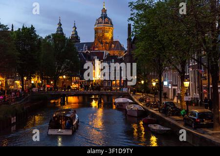 Die Dämmerung senkt sich über Amsterdam, Niederlande, am 10. Mai 2026 mit der Basilika des Heiligen Nikolaus im Hintergrund. Stockfoto