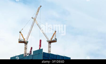 Turmkrane über einer Hochhaus-Baustelle Stockfoto