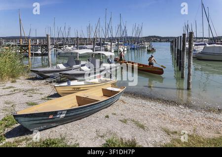 Marina auf der Insel Reichenau. Der Wasserstand des Bodensees ist derzeit für die Jahreszeit niedrig. Reichenau, Baden-Württemberg, Deutschland Stockfoto