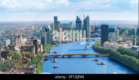 Panoramicke Luftaufnahme des Flusses Thames und der berühmten Skyline von London mit moderner und historischer Architektur, England, Vereinigtes Königreich Stockfoto