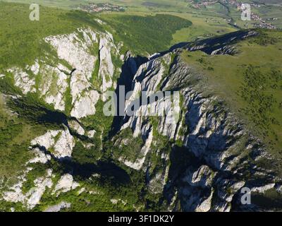 Vogelperspektive auf dramatische Felsen und weite grüne Täler, die sich bis zum Horizont erstrecken, Luftaufnahme, Cheile Turzii, Turda-Schlucht, Thorenburg-Schlucht, Turda, l Stockfoto