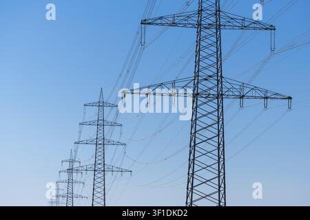 Nahaufnahme von Strommasten vor einem klaren blauen Himmel, Baden-Württemberg, Deutschland Stockfoto