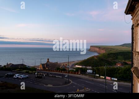 Hoch über Saltburn-by-the-Sea leuchtet die Nordostküste im warmen Licht eines Spätsommerabends, mit weitläufigen Blicken auf den Strand, die Klippen und Stockfoto