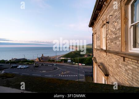 Hoch über Saltburn-by-the-Sea leuchtet die Nordostküste im warmen Licht eines Spätsommerabends, mit weitläufigen Blicken auf den Strand, die Klippen und Stockfoto