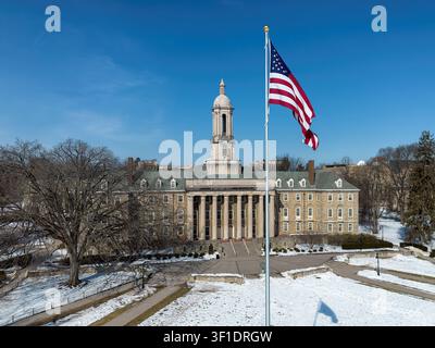 Luftaufnahme der Penn State University an einem sonnigen Wintertag in University Park, Pennsylvania. Stockfoto
