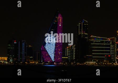 Doha, Katar. 12. Juli 2026. Ein Porträt des verstorbenen ehemaligen Emirs von Katar, Scheich Hamad bin Khalifa Al Thani, wird am 12. Juli 2026 auf der Fassade des Al Mana Tower in Doha, Katar, angezeigt. Katar ruft vier Tage nationale Trauer aus nach dem Tod des ehemaligen Emirs, der im Alter von 74 Jahren verstarb. (Foto von Noushad Thekkayil/NurPhoto) Credit: NurPhoto SRL/Alamy Live News Stockfoto