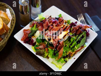 Eine Portion Ziegenkäse-Salat Stockfoto