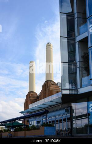 London, UK - 1. April 2026; Battersea Power Station umgebauter gewerblicher und Wohnsitz in London Stockfoto