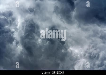 panoramische Ansicht einer Wolkenlandschaft eines Himmels mit düsteren dunklen Sturmwolken Stockfoto