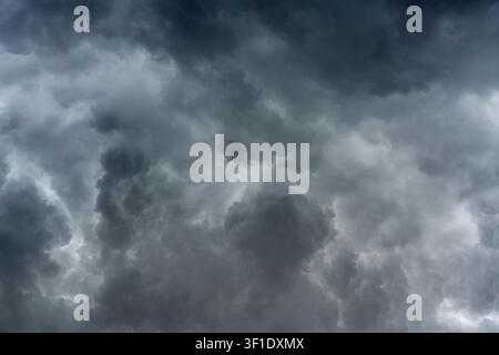 panoramische Ansicht einer Wolkenlandschaft eines Himmels mit düsteren dunklen Sturmwolken Stockfoto