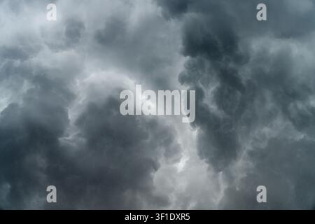 panoramische Ansicht einer Wolkenlandschaft eines Himmels mit düsteren dunklen Sturmwolken Stockfoto