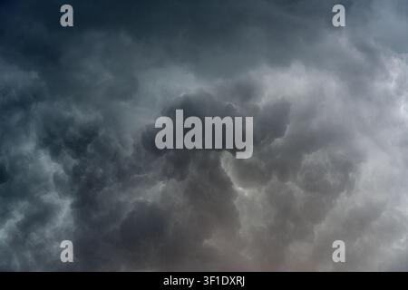 panoramische Ansicht einer Wolkenlandschaft eines Himmels mit düsteren dunklen Sturmwolken Stockfoto