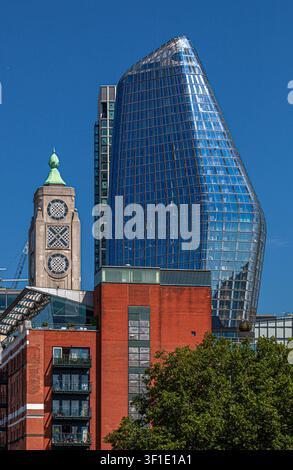 Die Spitze des Oxo Tower Wharf und das One Blackfriars-Gebäude daneben im Hintergrund, South Bank, London, England, UK. Stockfoto