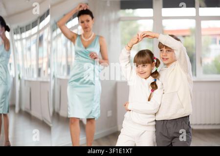 Tween-Tänzerinnen, Mädchen und Jungen üben Walzer im Tanzstudio Stockfoto