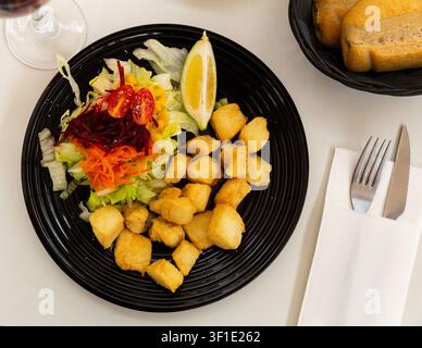 Gebratener Tintenfischsalat aus Salat, Karotte, Rote Bete und Limette Stockfoto