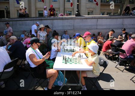 London, UK. 12. Juli 2026. Besucher nehmen an ChessFest am Trafalgar Square teil, dem größten kostenlosen einjährigen Schachfestival der UK. Die jährliche Veranstaltung bietet Schachaktivitäten für Spieler aller Altersgruppen und Fähigkeiten, einschließlich kostenloser Lektionen, riesiger Schachsets, Simultanschaus, Schnellschach und eines lebenden Schachsets mit 32 Schauspielern, die Schachfiguren darstellen. Das diesjährige Thema ist Wildtiere. Credit: Waldemar Sikora / Alamy Live News Stockfoto