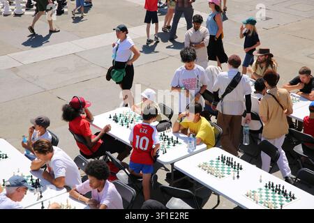 London, UK. 12. Juli 2026. Besucher nehmen an ChessFest am Trafalgar Square teil, dem größten kostenlosen einjährigen Schachfestival der UK. Die jährliche Veranstaltung bietet Schachaktivitäten für Spieler aller Altersgruppen und Fähigkeiten, einschließlich kostenloser Lektionen, riesiger Schachsets, Simultanschaus, Schnellschach und eines lebenden Schachsets mit 32 Schauspielern, die Schachfiguren darstellen. Das diesjährige Thema ist Wildtiere. Credit: Waldemar Sikora / Alamy Live News Stockfoto