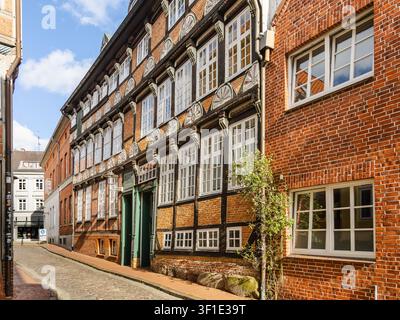 Traditionelle Fachwerkhäuser entlang einer historischen Straße in der Altstadt von Stade, Deutschland, erhaltene mittelalterliche Architektur Stockfoto