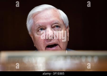 AKTUELLFOTO US-Senator Lindsey Graham WASHINGTON, D.C., USA 12. MAI 2026 AKTUELLFOTO: US-Senator Lindsey Graham R-S.C. spricht während einer Anhörung des Senats-Ausschusses für Haushaltsmittel zum Haushaltsjahr 2027 des Verteidigungsministeriums in Washington, D.C. Graham starb am 11. Juli 2026. Archivfoto von Allison Bailey / JNA PRESS. Washington, D.C. DC Vereinigte Staaten von Amerika Copyright: x xAllisonxBaileyx/xJNAxPressx Stockfoto