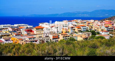 Farbenfrohe mediterraneische Häuser in Castelsardo mit Blick auf das Meer in Sardinien, Italien Stockfoto