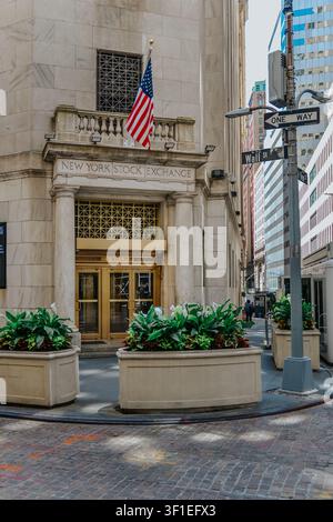New York City, USA – 8. Juni 2026: Sicherer Eingang zur New York Stock Exchange in der 11 Wall Street in Lower Manhattan. Stockfoto