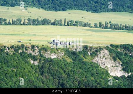 Modernes Gästehaus-Hotel am Rande eines Hochplateaus mit Blick auf eine steile, bewaldete Schluchtklippe, Lori, Armenien Stockfoto
