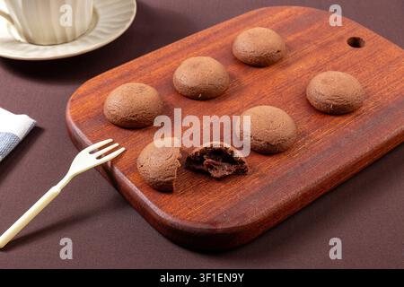 Weich gebackene Schokoladenkekse mit zähflüssiger Lava-Schokoladenfüllung Stockfoto