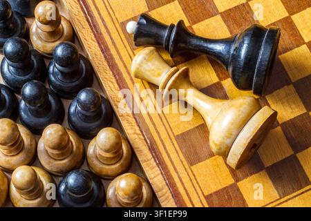 Vintage-Schachfiguren. Holzschachbrett. Bauern und Schachfiguren. Stockfoto