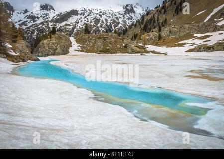Fantastische Landschaft mit magischem schmelzendem Gletschersee in der Nähe des Trecolpas-Sees im Nationalpark Mercantour, Alpes Maritimes, Frankreich, Europa Stockfoto