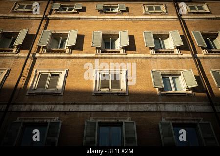 Historische römische Fassade mit offenen Fensterläden in Rom, Italien Stockfoto