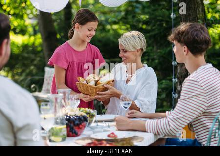 Familienessen während der Grillparty. Stockfoto
