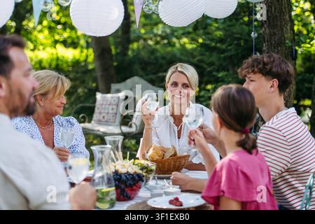 Familienessen während der Grillparty. Stockfoto