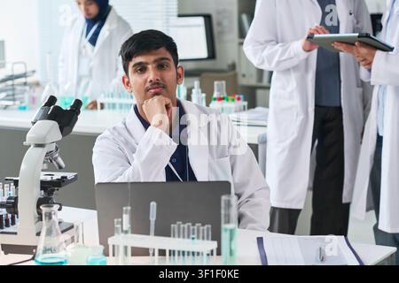 Porträt eines indischen männlichen Wissenschaftlers, der in einem medizinischen Labor arbeitet Stockfoto