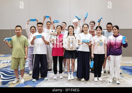 Peking, China. 12. Juli 2026. Weltmeisterschafts-Goldmedaillengewinnerin im Tauchen Chen Yuxi (M, vorne) posiert für ein Gruppenfoto mit Kindern während eines Sommercamp-Events in Peking, der Hauptstadt Chinas, am 12. Juli 2026. Das UN-Kinderhilfswerk (UNICEF) China?on lud am Sonntag die Weltmeisterschafts-Goldmedaillengewinnerin im Tauchen Chen Yuxi zu einem Sommercamp-Event ein, an dem Kinder mit Sehbehinderungen teilnahmen, um Kindern mit Behinderungen zu helfen, ihr Potenzial zu entdecken, und das öffentliche Bewusstsein für den Schutz ihrer Rechte zu schärfen. Credit: Zhang Yuwei/Xinhua/Alamy Live News Stockfoto