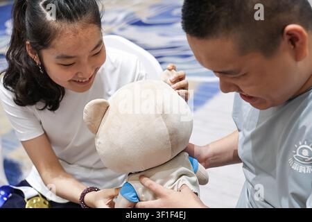 Peking, China. 12. Juli 2026. Kinder spielen ein Spiel während eines Sommercamp-Events in Peking, der Hauptstadt Chinas, am 12. Juli 2026. UNICEF China lud am Sonntag die Weltmeisterschafts-Goldmedaillengewinnerin im Tauchen Chen Yuxi zu einem Sommercamp-Event ein, an dem Kinder mit Sehbehinderungen teilnahmen, um Kindern mit Behinderungen zu helfen, ihr Potenzial zu entdecken, und das öffentliche Bewusstsein für den Schutz ihrer Rechte zu schärfen. Credit: Zhang Yuwei/Xinhua/Alamy Live News Stockfoto