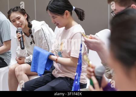 Peking, China. 12. Juli 2026. Die Weltmeisterschafts-Goldmedaillengewinnerin im Tauchen Chen Yuxi (1. v. l.) nimmt am 12. Juli 2026 an einer Sommercamp-Veranstaltung in Peking, der Hauptstadt Chinas, teil. UNICEF China? lud am Sonntag die Weltmeisterschafts-Goldmedaillengewinnerin im Tauchen Chen Yuxi zu einer Sommercamp-Veranstaltung ein, an der Kinder mit Sehbehinderungen teilnahmen, um Kindern mit Behinderungen zu helfen, ihr Potenzial zu entdecken, und das öffentliche Bewusstsein für den Schutz ihrer Rechte zu schärfen. Credit: Zhang Yuwei/Xinhua/Alamy Live News Stockfoto